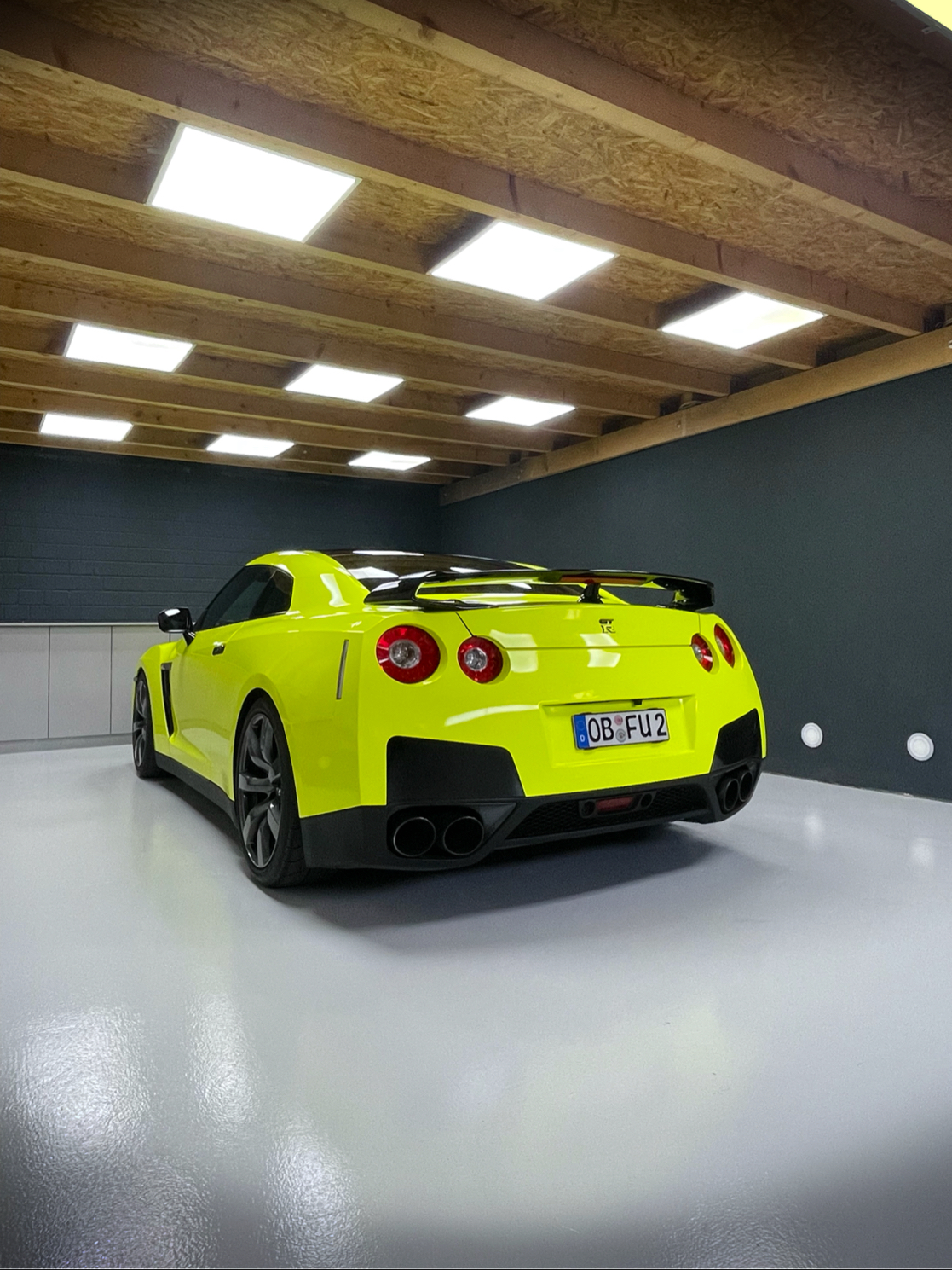Neongrün folierter Nissan GT-R in der Halle von Kunt Folientechnik