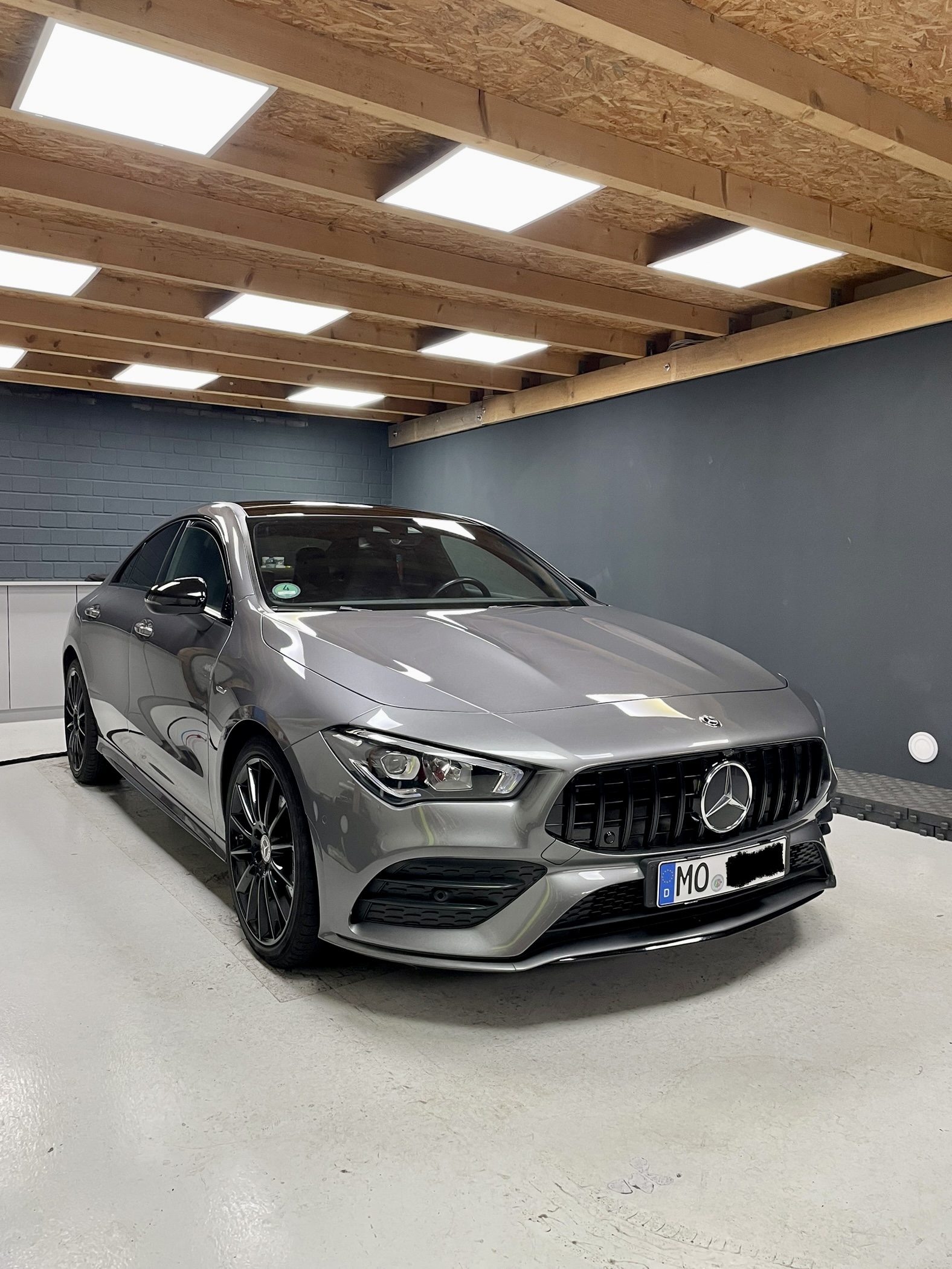 Nardograuer Mercedes CLA AMG in der Halle von Kunt Folientechnik