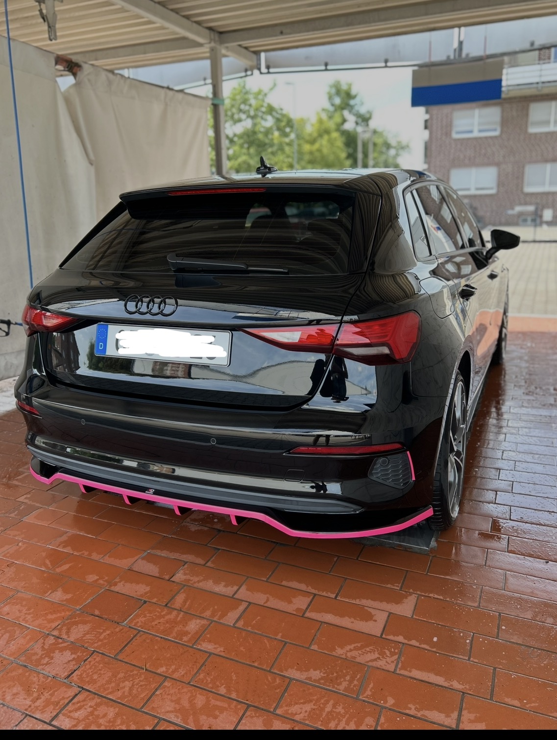 Schwarzer Audi mit pink abgesetztem Diffusor nach der Folierung