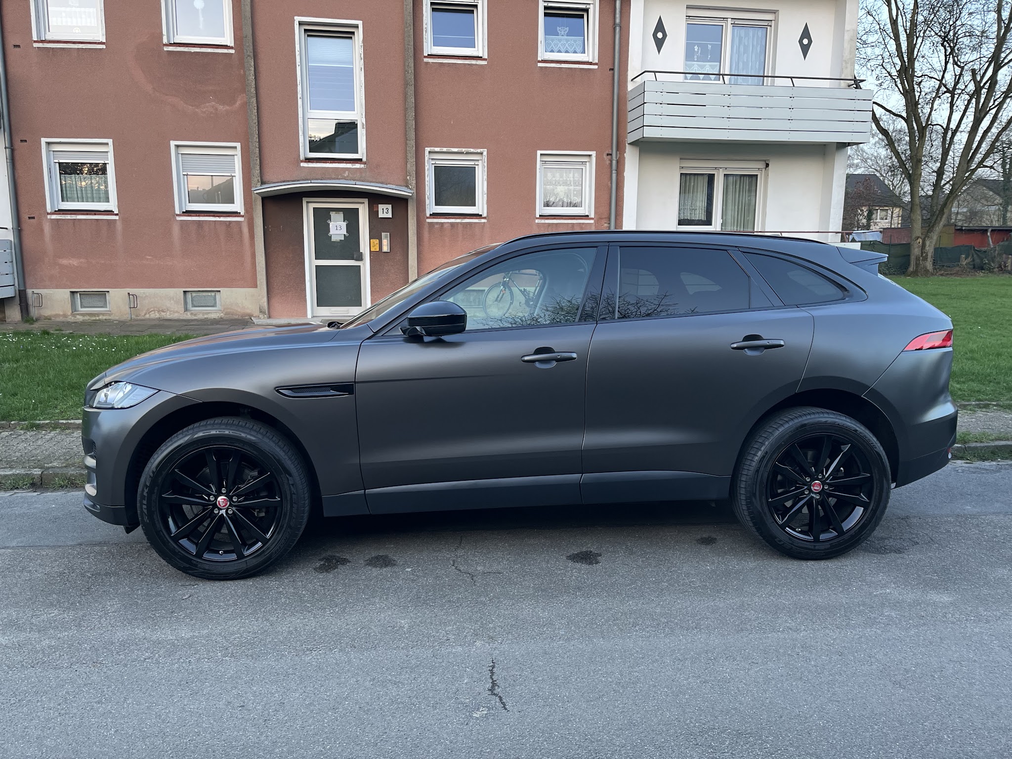 Matt-grau folierter Jaguar F-Pace im Seitenprofil