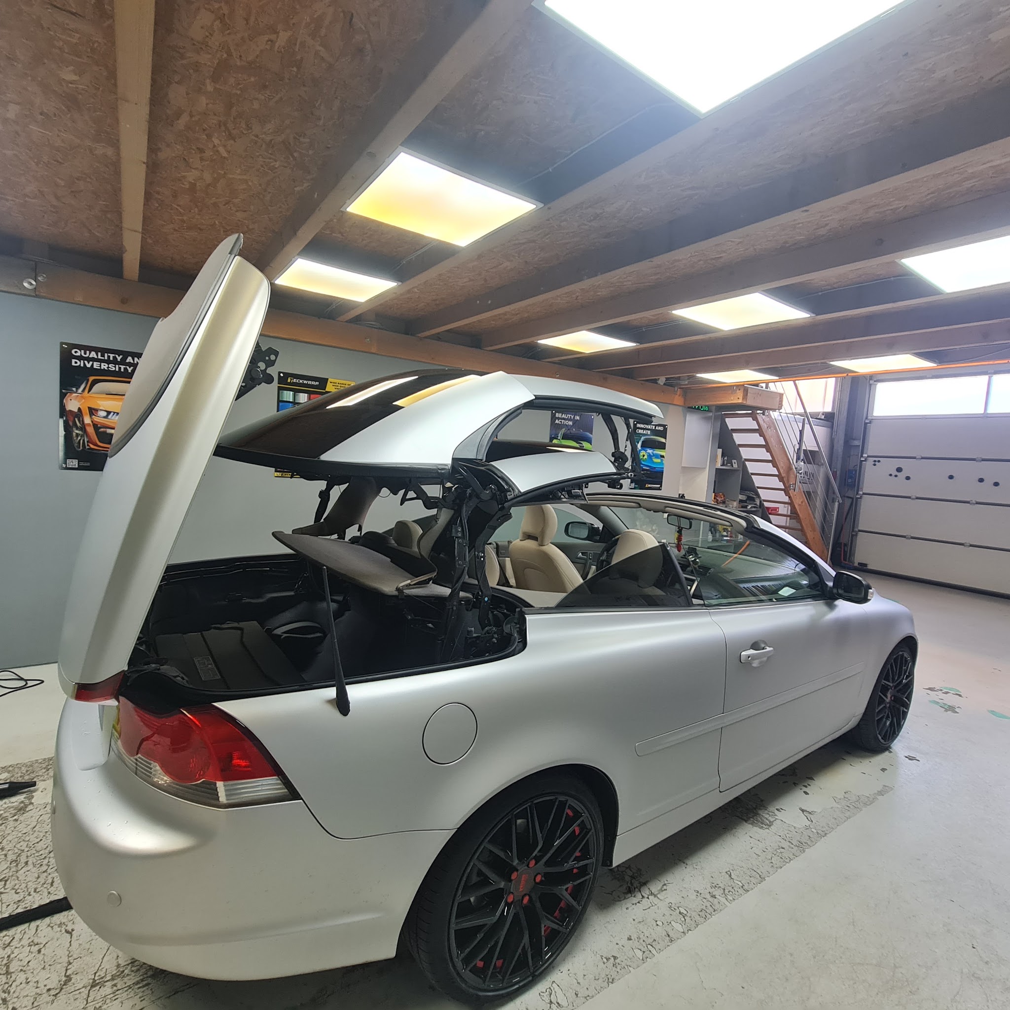 Satinsilberner Volvo C70 Cabrio in der Werkstatt von Kunt Folientechnik